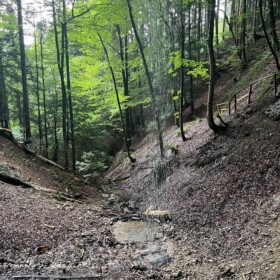 Kleiner Wasserfall bei Höhle