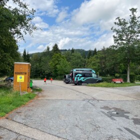 TCS Parkplatz mit Grillplatz, WC und Trinkwasserbrunnen in Girenbad