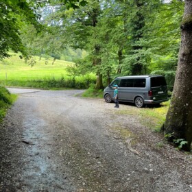 Kleine Parkmöglichkeit am Ende des Holenstein Wegs. Links hoch geht es zur Täuferhöhle.