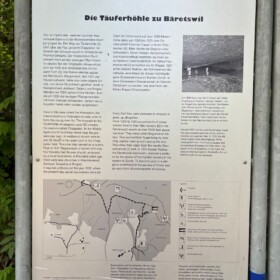 Infoschild zwanzig Gehminuten von der Täuferhöhle entfernt