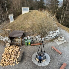 Feuerstelle mit gratis Feuerholz. Siehe Links: Holz für die nächsten drei Jahre!