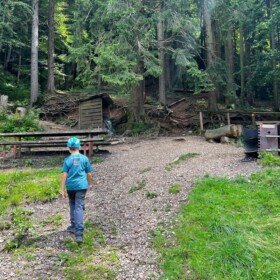 Grillplatz mit Gratisholz und WC rund 5-10 Gehminuten von Höhle entfernt