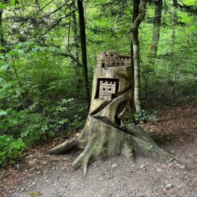 Skulpturen am Wegrand