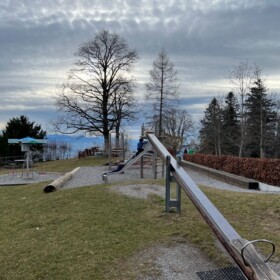 Spielplatz für Kinder inklusive Karusell
