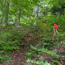 Rechts vom Hauptweg liegt die kleine Burg