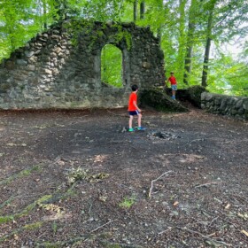 Innenhof der Burg Bernegg