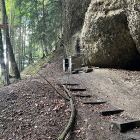 Grillplatz neben Höhle