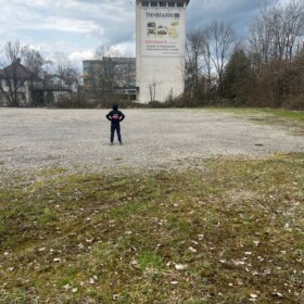 Unbebautes Land vor dem Turm, dass grösser ist als zwei Fussballfelder