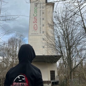 Eingang zu dem fast fensterlosen Gebäude