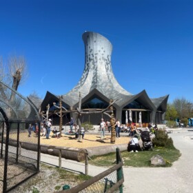 Grosser Spielplatz vor Knies Zauberhut