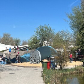 Ein Wal zum Spielen steht vor den Hauptrestaurant