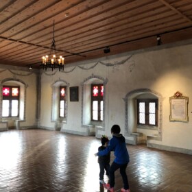 In diesem Rittersaal haben Samuri und der Geisterkickboarder übernachtet