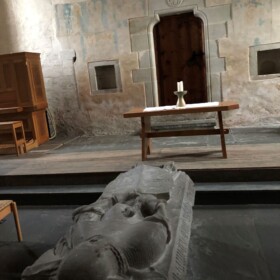 Die Grabplatte von Diethelm von Toggenburg kommt auch in der GKB-Geschichte vor!