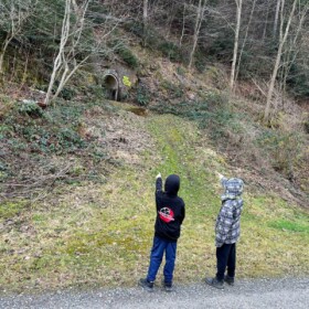 Folge zuerst der Wegbeschreibung für Nr. 16. Dannach geh einfach weiter. Plötzlich siehst du links einen namenlosen Tunnel.