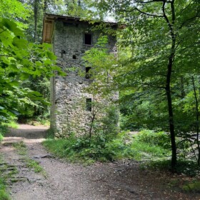 Turbinenturm mir Feuerstelle neben Fluss