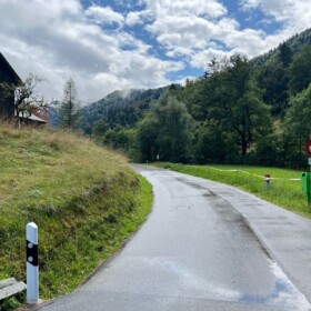 Der Weg zum Parkplatz hat an Wochenenden und Feiertagen fahrverbot