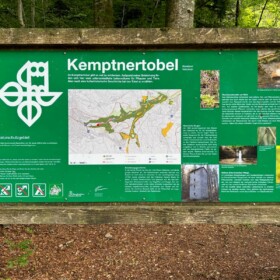 Orientierungskarte am Eingang des Kemptnertobels
