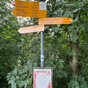 Wegweiser Schebelhorn (70 Minuten) neben Parkplatz