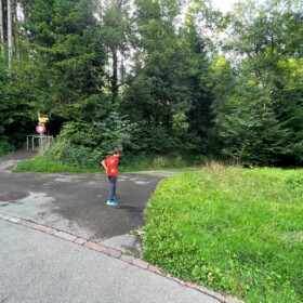 Den Weg rechts den Gleisen entlang