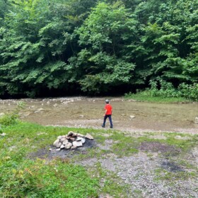 Eine von vielen Grillplätzen gleich am Anfang des Waldweges