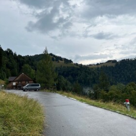 Sennhütte mit Parkplatz nur für Gäste