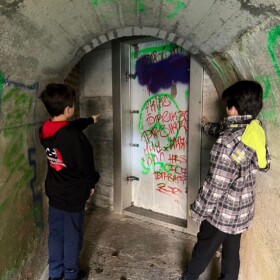 ... endet an einer verschlossenen Stahltür ...