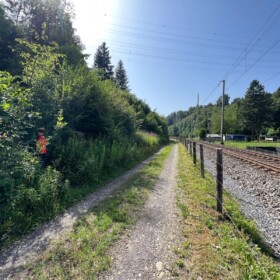 Der Eingang links ist kaum zu erkennen. Benutze GoogleMaps und Koordinaten.