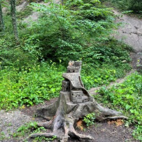 Skulpturen am Wegrand