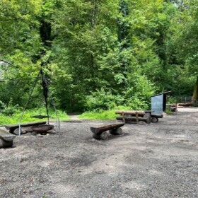 Einer von vielen Grillplätzen mit Gratisholz und WC