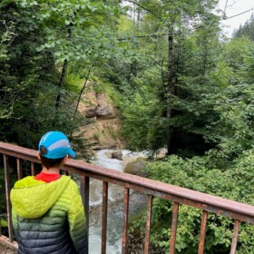 Kleine Brücke oberhalb des Wasserfalls