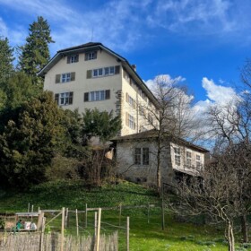 Schloss auf sanften Hügel