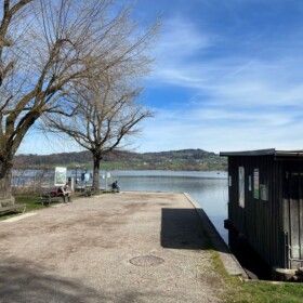 Kiosk und Landesteg direkt unterhalb der Jucker Farm