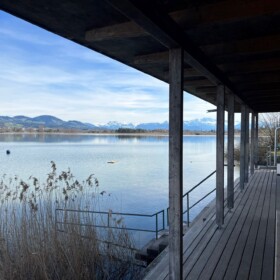 Badi Seegräben - Umkleidekabinen und überdachte Sitzmöglichkeiten