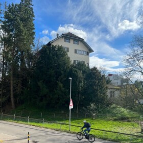 Mit kleinem Wäldchen