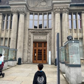 ... mit imposantem Eingang und kostenlosem Eintritt