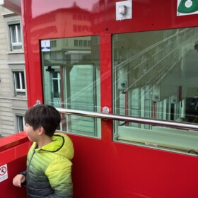 Wenn es nicht regnet, natürlich ins Aussenabteil. Dort hat Samuri Jakob Stark besiegt!