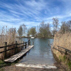 Öffentlicher Bootssteg zum Wassern von Schiffen, Kanus uns SUPs