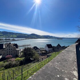 Ausblick auf den Damm und eine der zwei Inseln