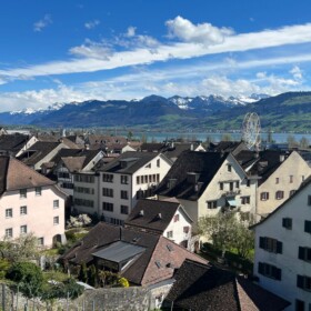Blick auf die Altstadt und im Hintergrund die Alpen des Kantons Graubünden