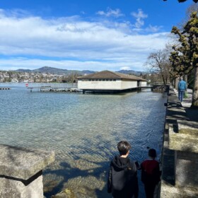 Das Seebad Rapperswill entdeckt man beim Spaziergang rund um den Burghügel