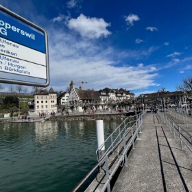 Steg liegt unter dem Burghügel des Schloss Rapperswil