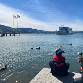 Auch wenn man auf das Schiff warten muss, vergeht die Zeit im Flug ...