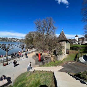 Cooler Spielplatz direkt am See, unterhalb des Schlosses