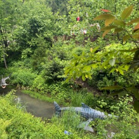 Ein Fluss in der Gartenanlage