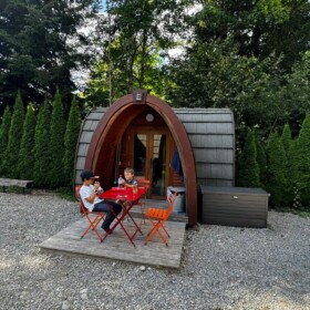 Übernachte wie Svens Familie in einem der coolen Iglus!