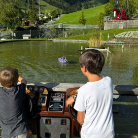 An der Talstation gibt es Attraktionen wie ferngesteruerte Schiffe, Trampolin, Bullenreiten und vieles mehr
