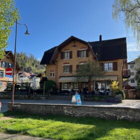 Idealer Zwischenstopp auf dem Weg für Familienwanderungen in der Region Fischenthal